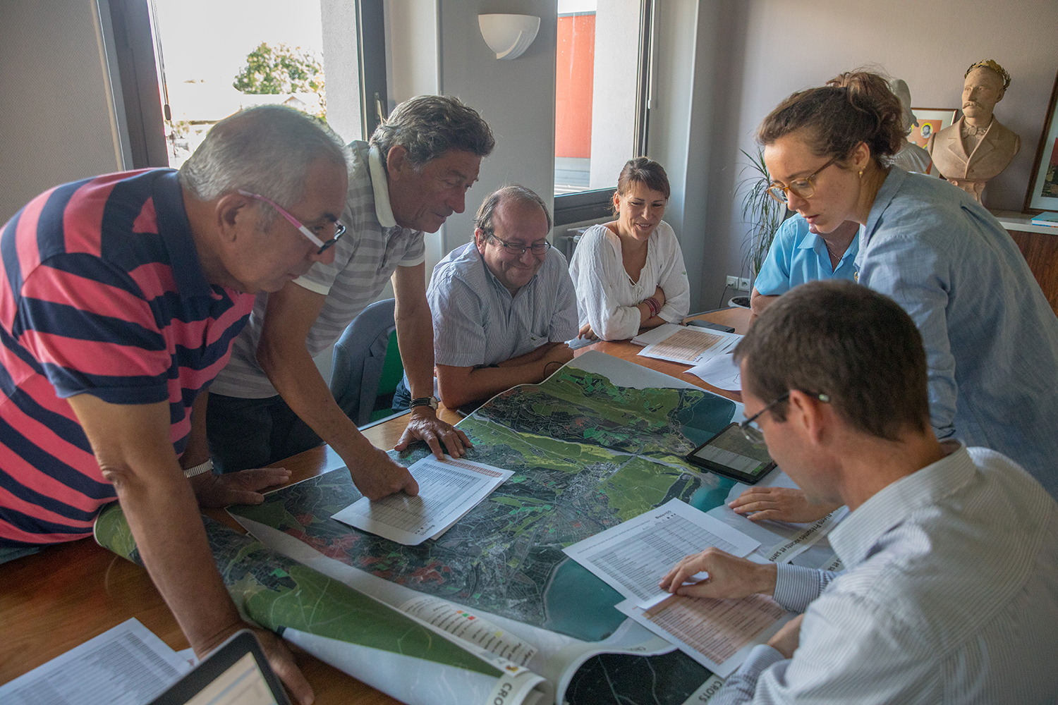 Réunion avec le maire Jean-Pierre GANDOIS, 05200 Crots. Réunion avec le maire Jean-Pierre GANDOIS, 05200 Crots. Jean-Noël BONARDI adjoint, Jean-Daniel GUIEU adjoint, Jean-Pierre GANDOIS maire, Marielle Tréhout directrice générale des services de Crots, Jean-Claude DOU président de l’association des communes forestières des Hautes-Alpes, Mathilde BLANC médiateur foncier, Jean-Marie Digue directeur SAFER 05