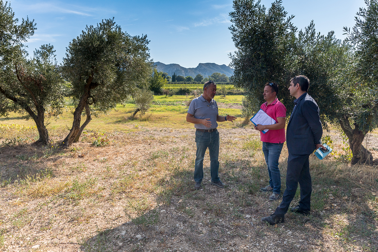 Rendez-vous au Moulin du Castelas Propriétaire : M. Jean-Benoît HUGUES, Conseiller Foncier SAFER : M. Yoann CHASSAGNE, Christophe CAMPANELLI, SAFER PACA – Délégation des Bouches-du-Rhône, Directeur Départemental